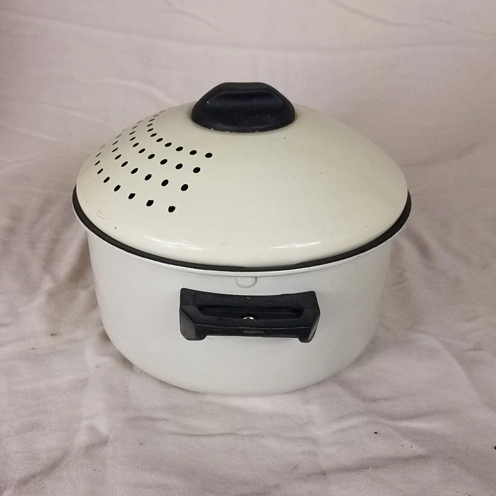 Enamel 2Q Stock Pot NWOT Medium Cream Strainer Locking Lid Retro